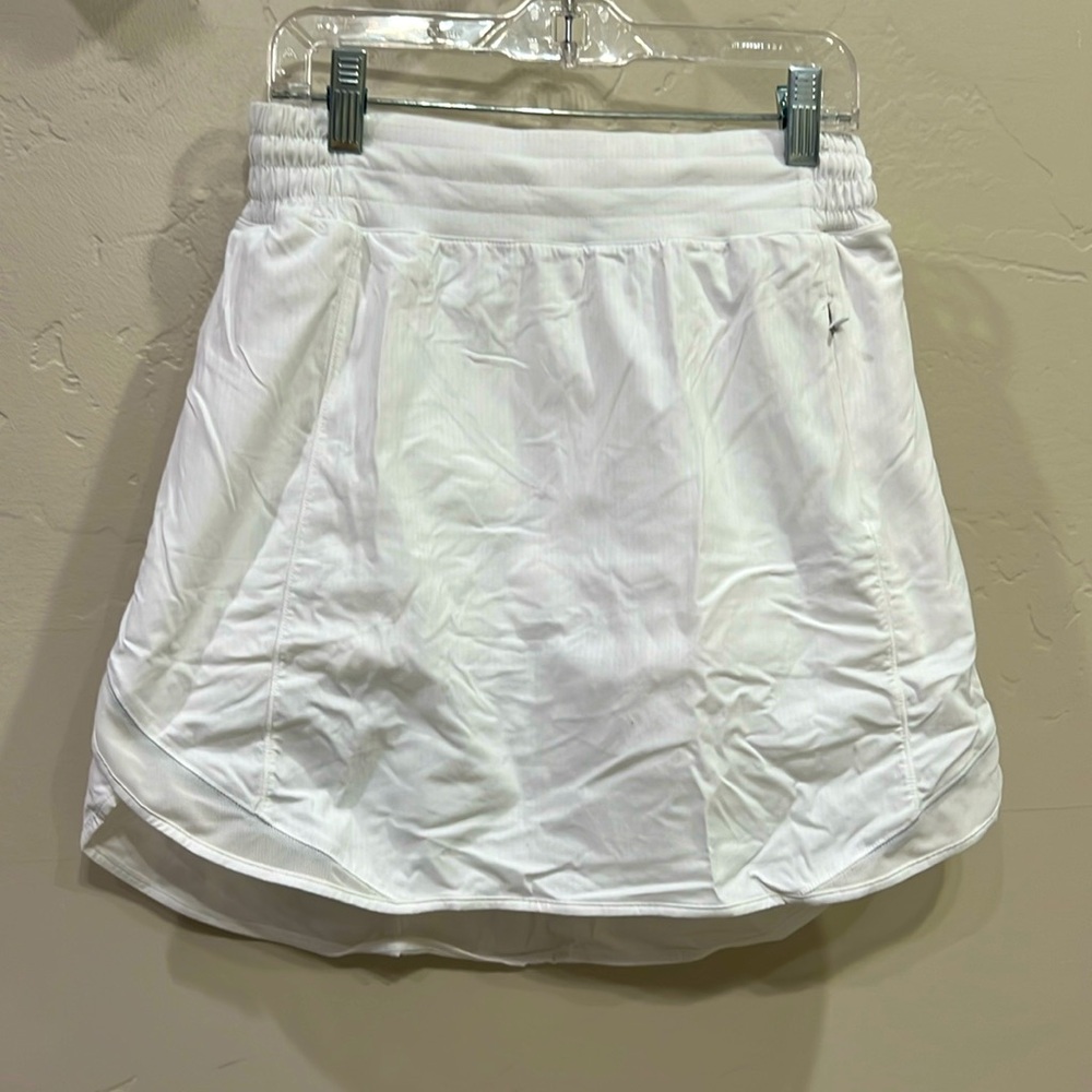 Lululemon Hotty Hot Skirt in White.  Size 6